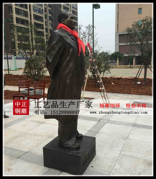 校园毛主席铜像