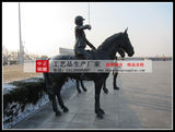 广场人物骑马雕塑