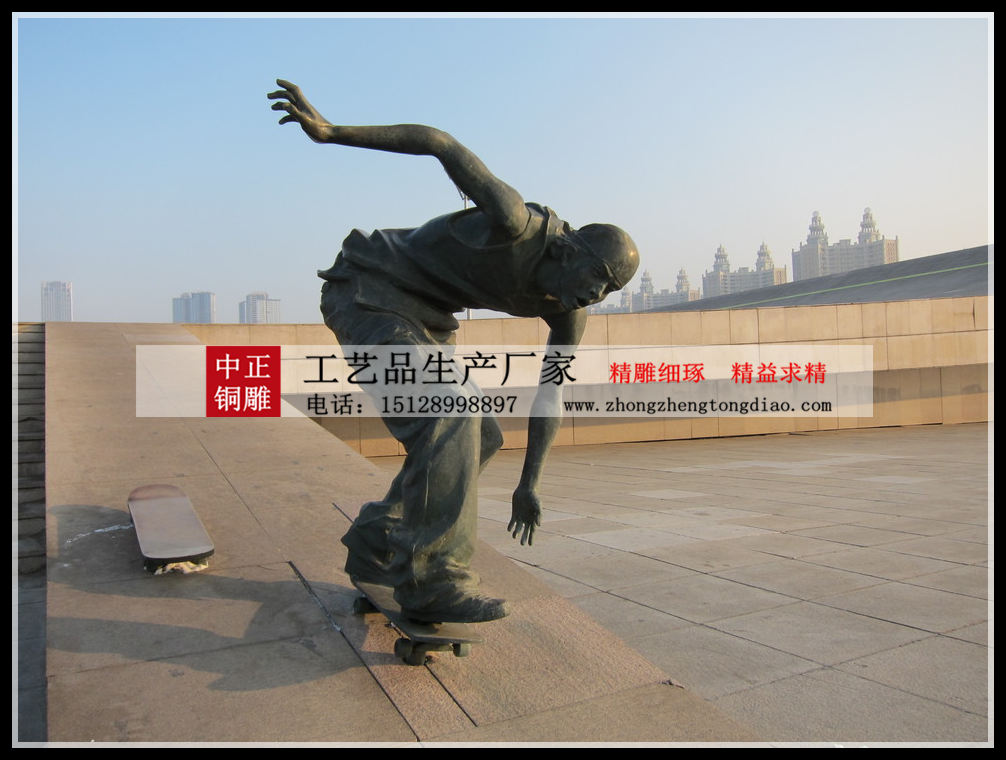 今天在五塔寺（北京石刻艺术博物馆）发现，明代的雕塑有类似人物滑板的图案。
