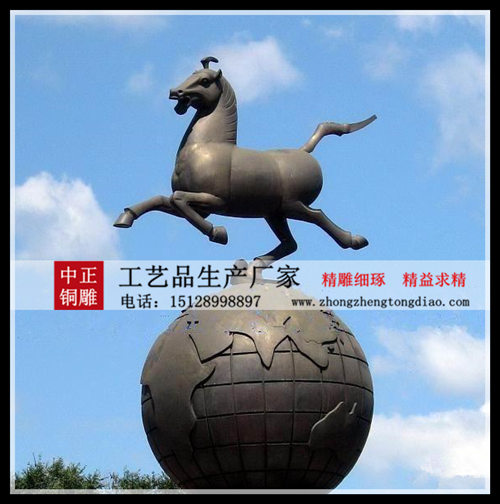 铜雕马的形象一般为奔腾的马或者是飞马。马在中华民族的文化中地位极高，具有一系列的象征和寓意