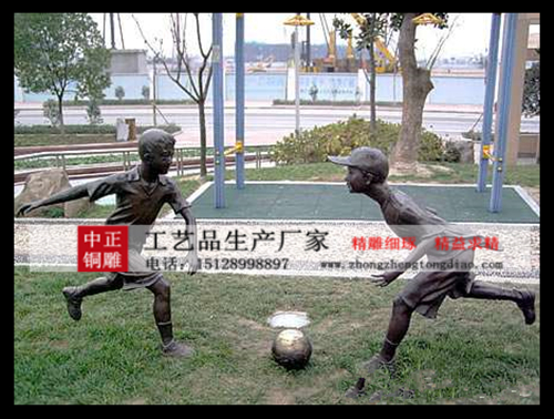 儿童踢球雕塑
